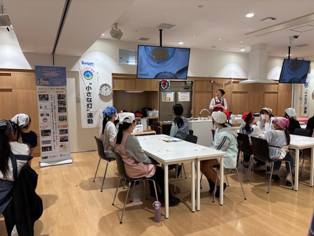 クリスマスともしびお菓子づくり体験を開催